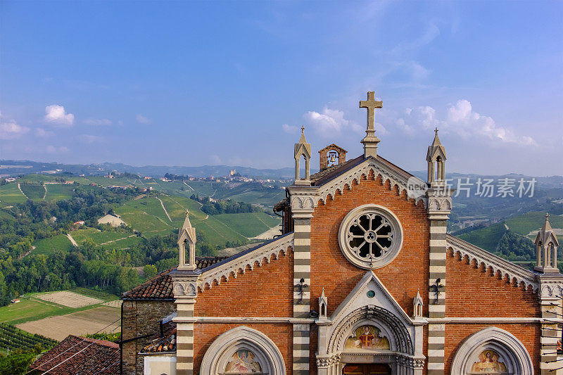 位于朗赫(Langhe)的Castiglione Falletto的圣洛伦佐教堂(Church of San Lorenzo)，这是一个多山的地区，主要以葡萄种植为主，以巴罗洛葡萄酒的生产而闻名。库尼奥省，皮埃蒙特，意大利